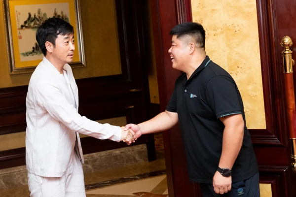 華赫隆木門(mén)品牌戰(zhàn)略新篇章：簽約著名演員黃俊鵬！