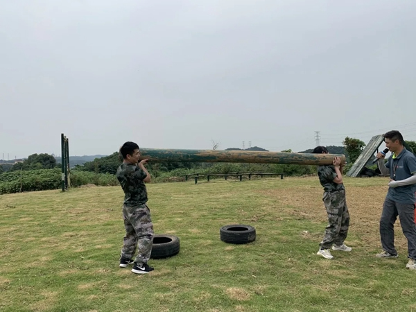 千鼎門業(yè)運營中心戶外拓展訓(xùn)練，超越自我凝心聚力