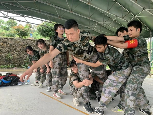千鼎門業(yè)運營中心戶外拓展訓(xùn)練，超越自我凝心聚力