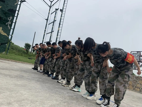千鼎門業(yè)運營中心戶外拓展訓(xùn)練，超越自我凝心聚力