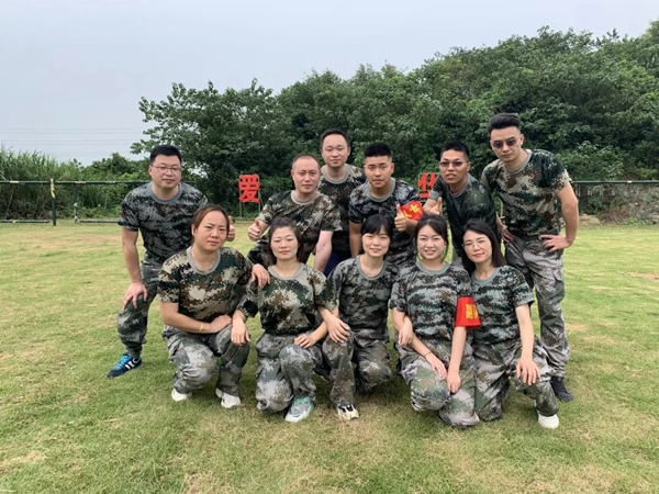 千鼎門業(yè)運營中心戶外拓展訓(xùn)練，超越自我凝心聚力