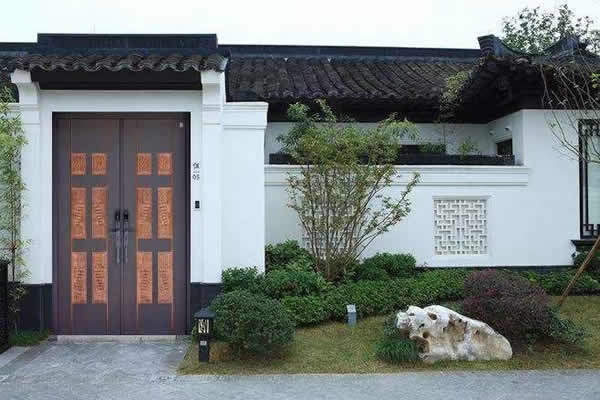 款式簡(jiǎn)約的鑄鋁門(mén)
