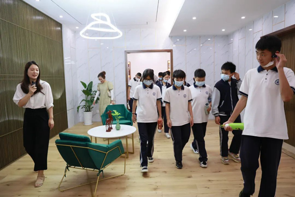 校企共建｜久盛地板迎來“課堂進(jìn)企業(yè)”學(xué)生實踐活動