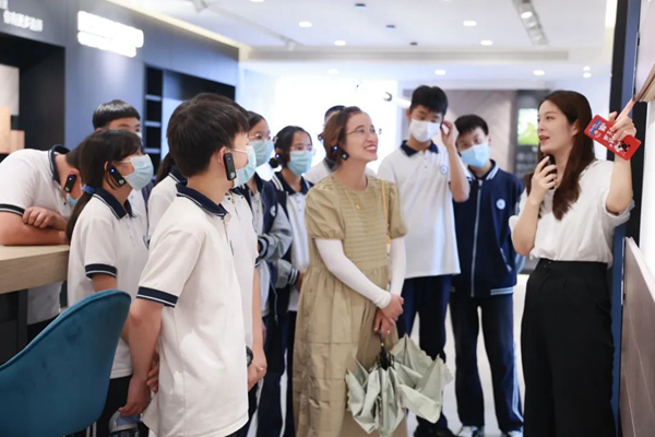 校企共建｜久盛地板迎來“課堂進(jìn)企業(yè)”學(xué)生實踐活動