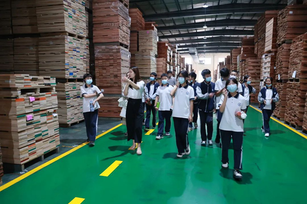 校企共建｜久盛地板迎來“課堂進(jìn)企業(yè)”學(xué)生實踐活動