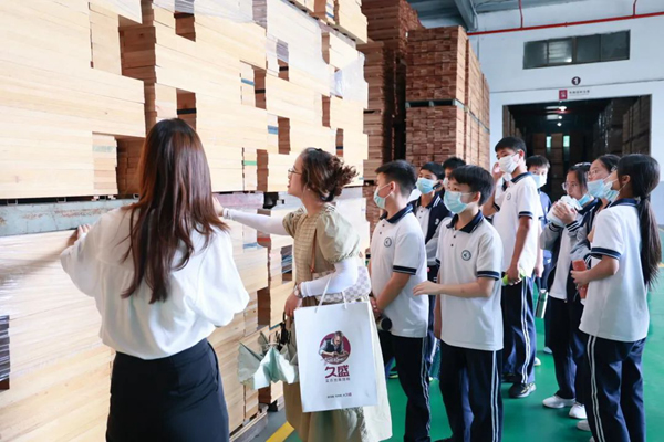 校企共建｜久盛地板迎來“課堂進(jìn)企業(yè)”學(xué)生實踐活動