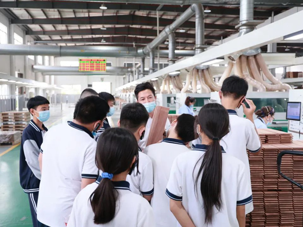 校企共建｜久盛地板迎來“課堂進(jìn)企業(yè)”學(xué)生實踐活動