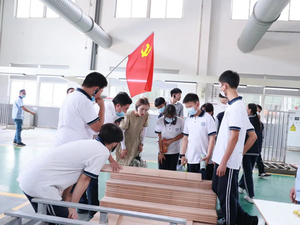 校企共建｜久盛地板迎來“課堂進(jìn)企業(yè)”學(xué)生實踐活動