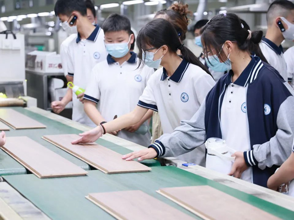 校企共建｜久盛地板迎來“課堂進(jìn)企業(yè)”學(xué)生實踐活動
