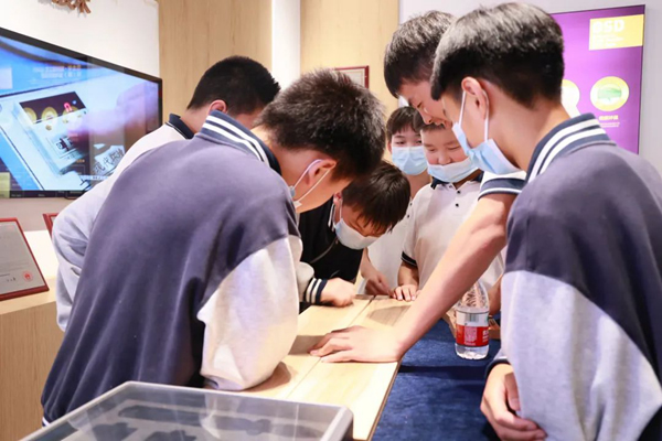 校企共建｜久盛地板迎來“課堂進(jìn)企業(yè)”學(xué)生實踐活動