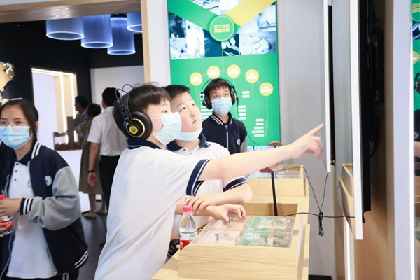 校企共建｜久盛地板迎來“課堂進(jìn)企業(yè)”學(xué)生實踐活動