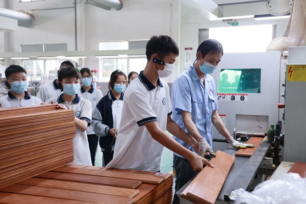 校企共建｜久盛地板迎來“課堂進(jìn)企業(yè)”學(xué)生實踐活動