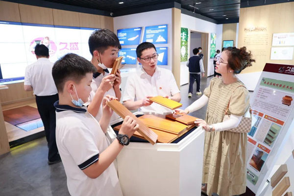 校企共建｜久盛地板迎來“課堂進(jìn)企業(yè)”學(xué)生實踐活動