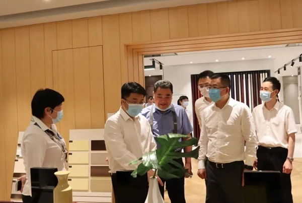 區(qū)委副書記、區(qū)長姜永柱來金迪木門開展“三服務(wù)”活動