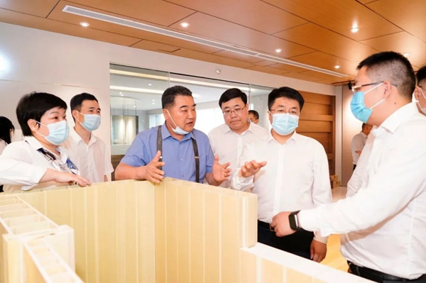 區(qū)委副書記、區(qū)長姜永柱來金迪木門開展“三服務(wù)”活動