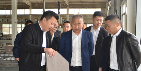 成都城投集團(tuán)黨委副書記曾憲云一行蒞臨千川木門調(diào)研指導(dǎo)
