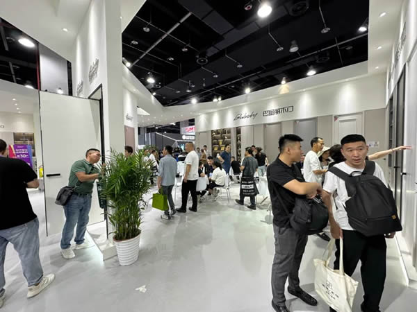 直擊門博會(huì) | 巴堡麗木門展館首日人氣爆棚，精彩還在繼續(xù)……