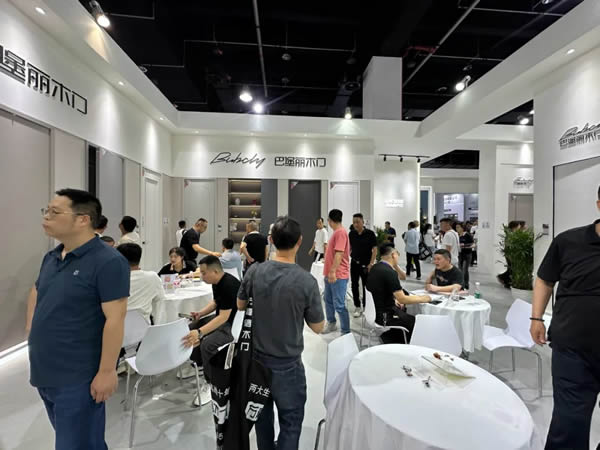 直擊門博會(huì) | 巴堡麗木門展館首日人氣爆棚，精彩還在繼續(xù)……