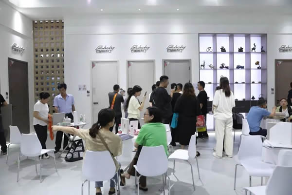 直擊門博會(huì) | 巴堡麗木門展館首日人氣爆棚，精彩還在繼續(xù)……