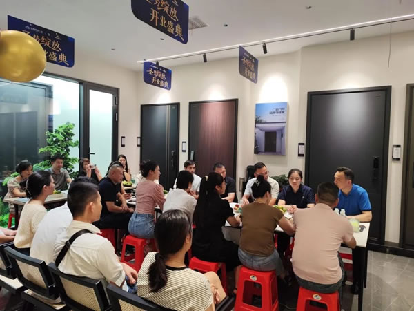 攜手經(jīng)銷商游學(xué)探店！共賀多地新店“圣”勢綻放！