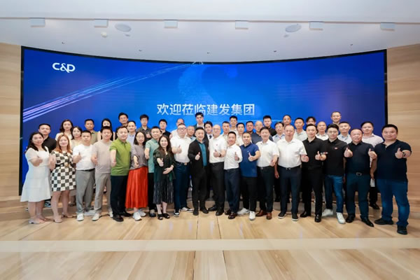 圣堡羅二登領(lǐng)獎(jiǎng)臺(tái)！閃耀2024中國(guó)系統(tǒng)門(mén)窗大會(huì)！