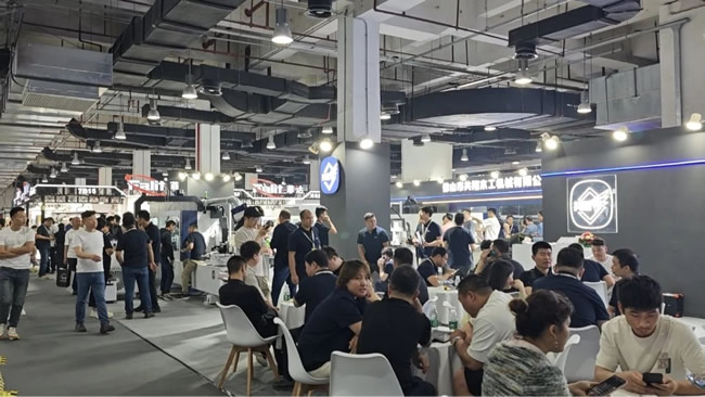 展商風(fēng)采 | 共翔攜全能封邊解決方案驚艷亮相，詮釋“輕高定”美學(xué)新境界