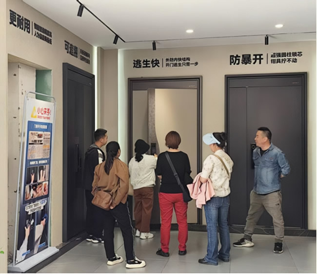 王力門業(yè) | 云南鎮(zhèn)雄經(jīng)銷商梁正文“神操作”：老客牽線，近5萬(wàn)機(jī)器人防盜門輕松成交！