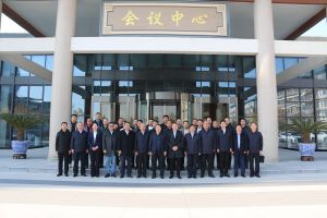 無極縣綠色家居產(chǎn)業(yè)高質(zhì)量發(fā)展研討會暨門業(yè)商會授牌儀式